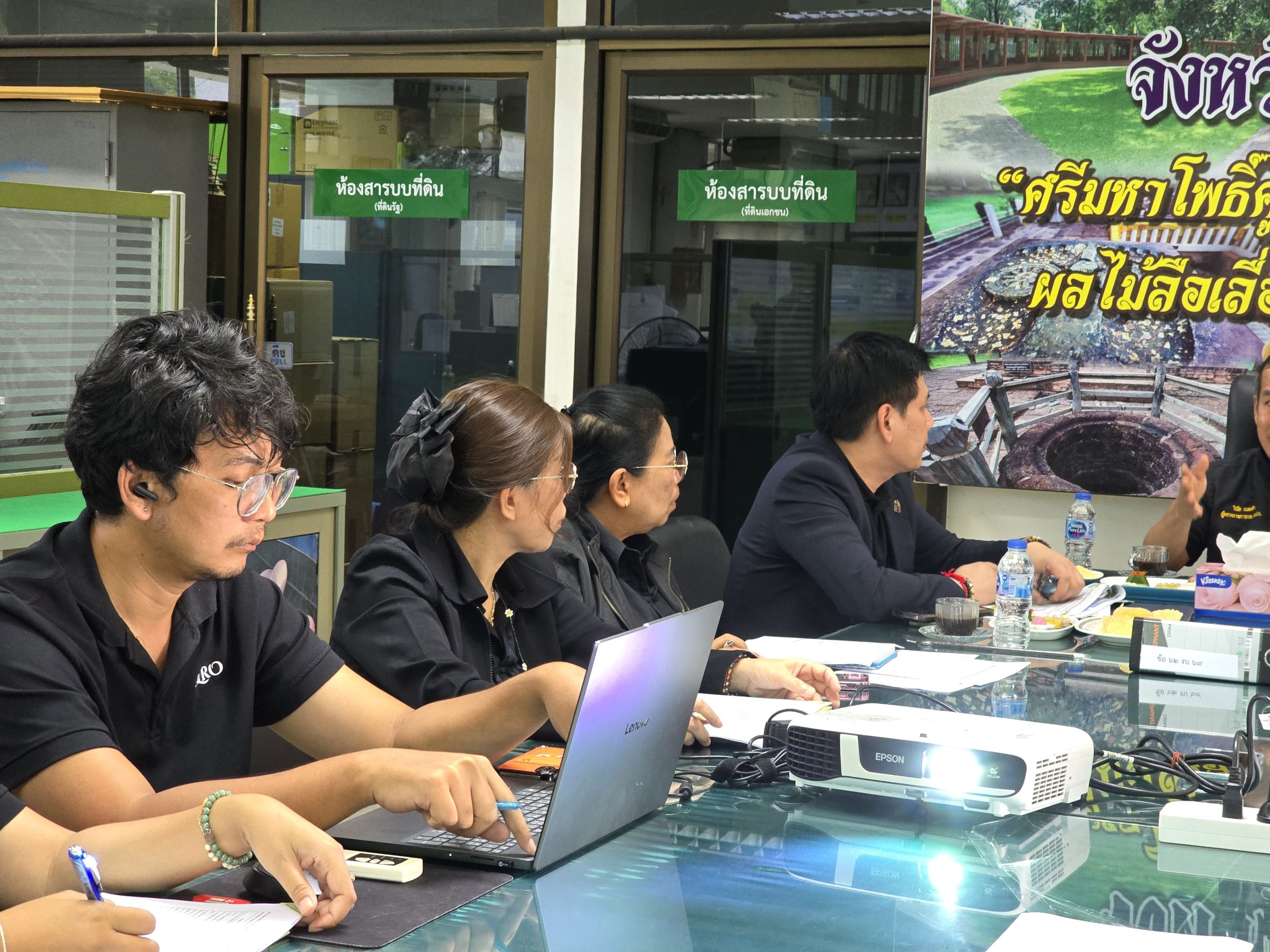 title - วันที่ 13 สิงหาคม 2569 เวลา 14.00 น. นายวิทูล ประดิษฐบุญ ปฏิรูปที่ดินจังหวัดปราจีนบุรี พร้อมด้วย ผู้อำนวยการกลุ่ม/ฝ่าย และเจ้าหน้าที่ ส.ป.ก.ปราจีนบุรี ให้การต้อนรับและเข้าร่วมประชุมพร้อมรายงานผลการดำเนินงานตามแผนงาน/โครงการ ผลการเบิกจ่ายเงินงบประมาณ ประจำปีงบประมาณ พ.ศ. 2569 และรายงานปัญหาอุปสรรค
